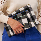 pochette max caviar, colore max caviar, taglia s. compatta ma capiente, perfetta come organizer da borsa