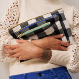 pochette max caviar, colore max caviar, taglia m. compatta ma capiente, perfetta come organizer da borsa