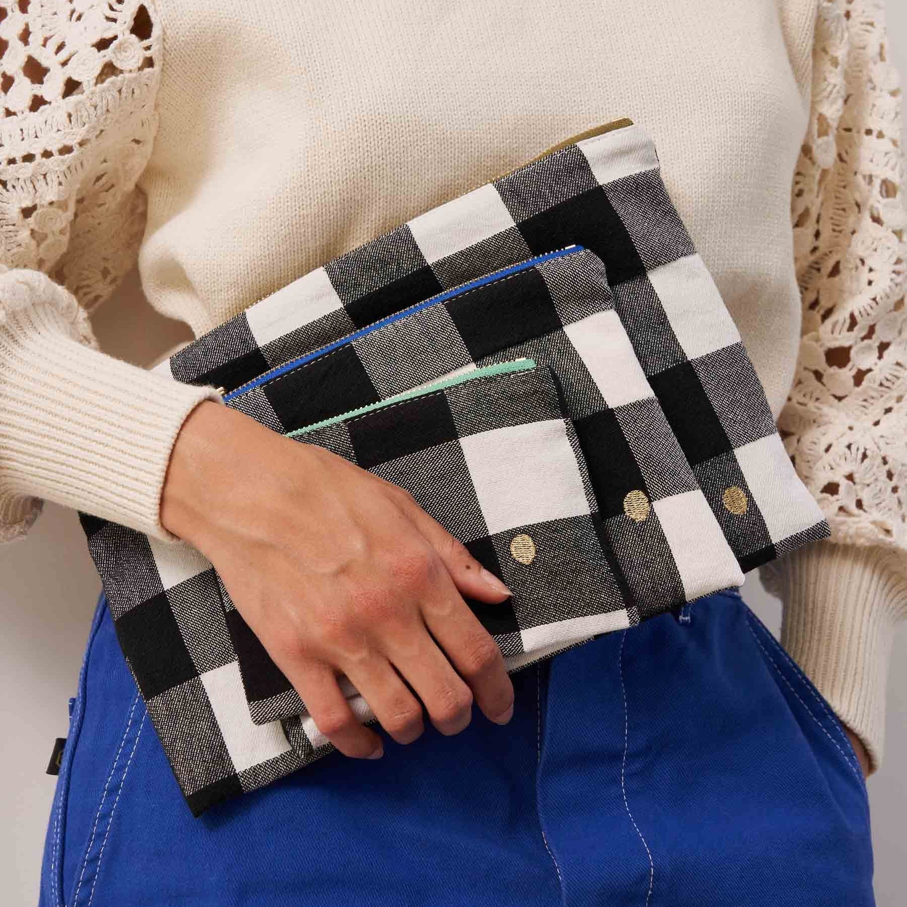 pochette max caviar, colore max caviar, taglia m. design ispirato alla natura, ideale per la stagione estiva