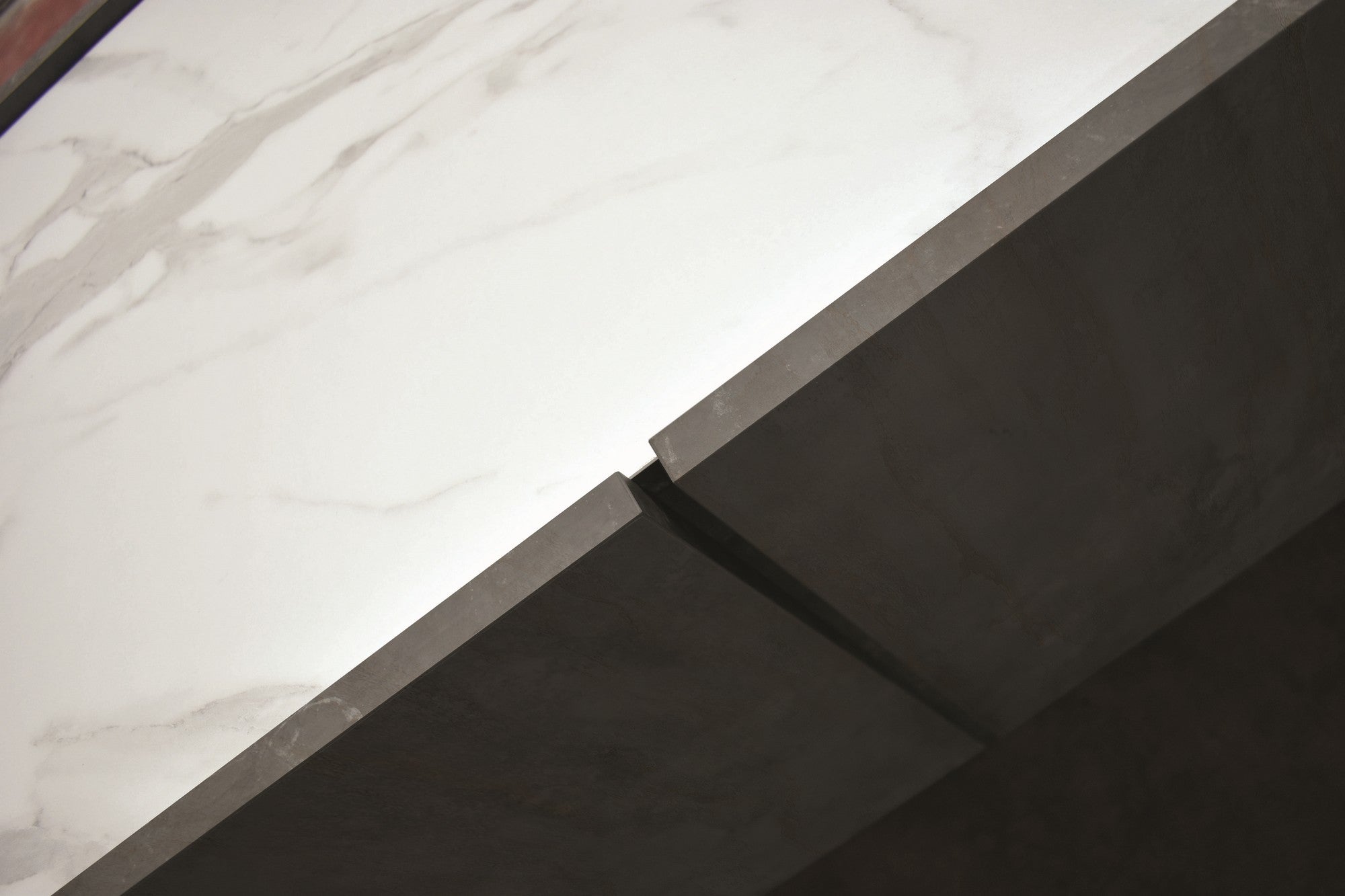 credenza favignana in legno, finitura in acciaio ossidato, piano effetto marmo statuario, 200×50 cm, vista laterale per...