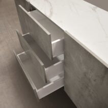 Credenza PIETRASANTA in legno, finitura in grigio cemento, piano effetto marmo statuario, 200×50 cm