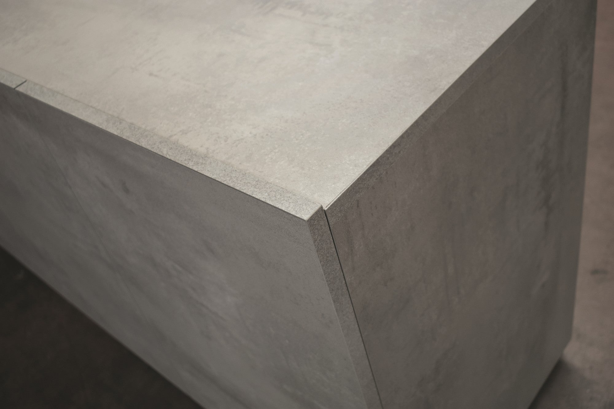 credenza gorgona in legno, finitura in grigio cemento, 180×50 cm, dettaglio dei pomelli, cassetti e superfici lavorate