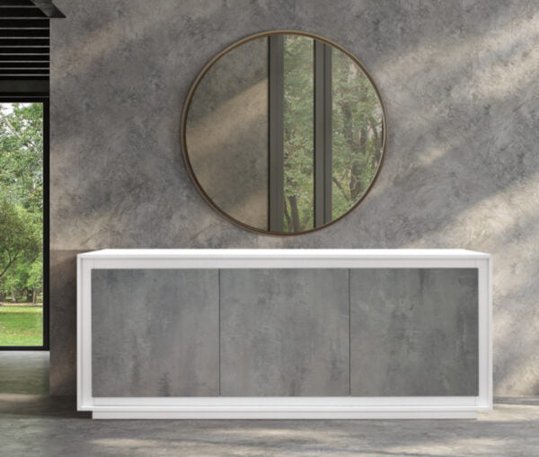 Credenza LAMPEDUSA in legno bianco frassinato, ante finitura grigio cemento, 180×50 cm