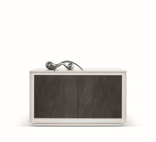 credenza lampedusa in legno bianco frassinato, ante finitura acciaio ossidato, 140×50 cm, credenza in legno vista frontale,...