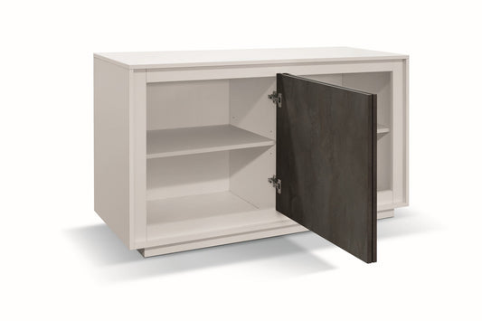 credenza lampedusa in legno bianco frassinato, ante finitura acciaio ossidato, 140×50 cm, dettaglio delle ante in legno e...