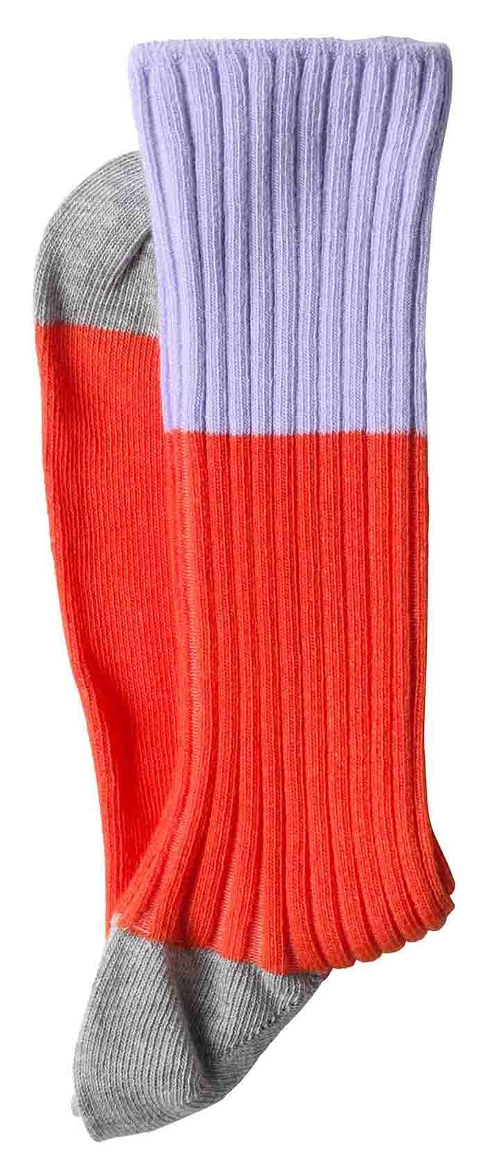 calze yvette mandarino, colore mandarino, taglia 42/45. paio di calzini ecosostenibili piegati su sfondo neutro per evidenziare il tessuto naturale