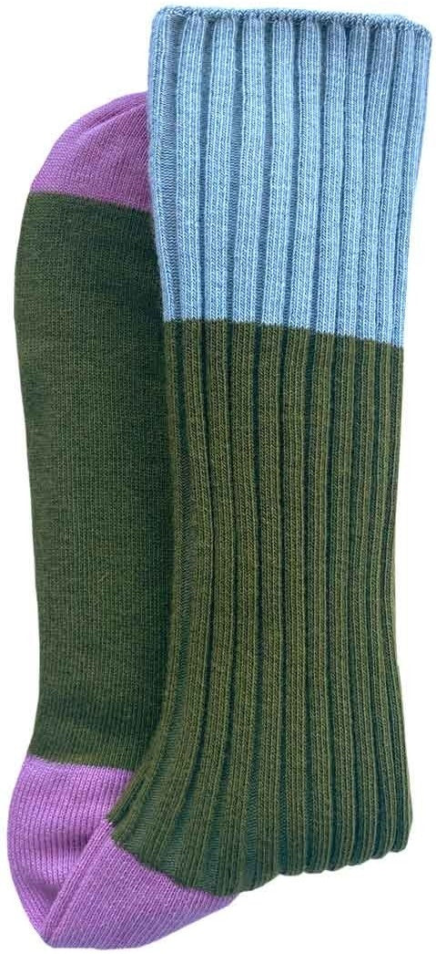 calzini yvette oliva, colore oliva, taglia 36/38. paio di calzini ecosostenibili piegati su sfondo neutro per evidenziare il tessuto naturale