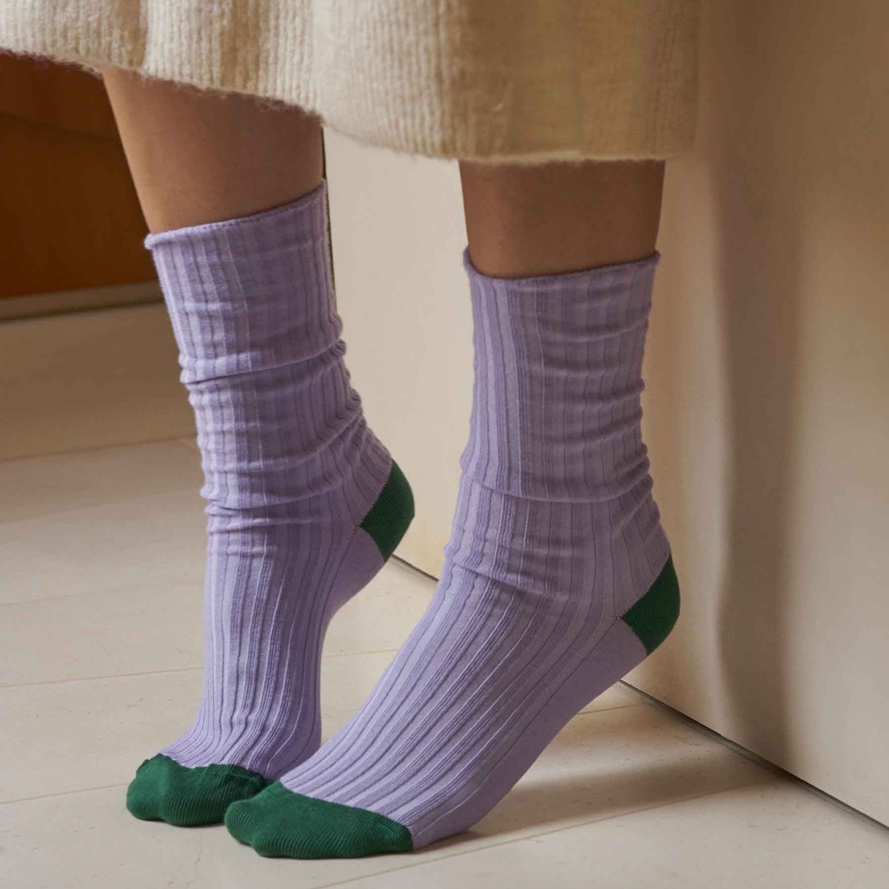 calzini yvette lilla, colore lilla, taglia 42/45. realizzati in 80% cotone bio, 19% poliammide, 1% elastan, garantiscono comfort e rispetto per l’ambiente