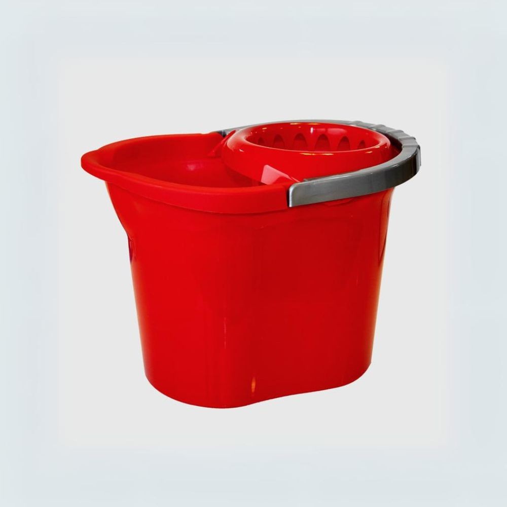 secchio ovale 13 lt con strizzatore, vista frontale di accessori casalinghi per uso quotidiano