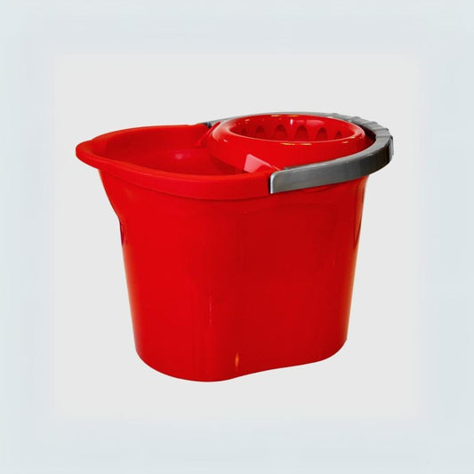 secchio ovale 13 lt con strizzatore, vista frontale di accessori casalinghi per uso quotidiano