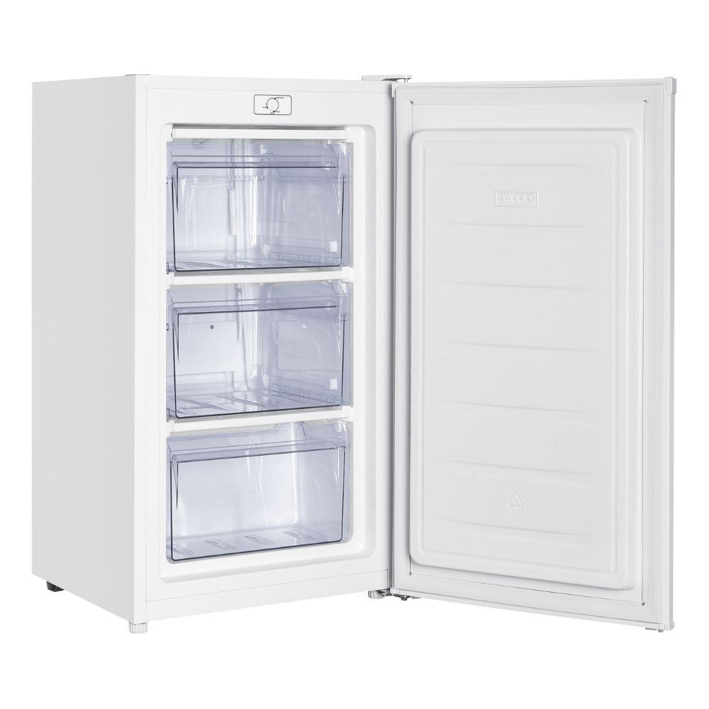 congelatore verticale dcv08sm3we0 60 lt a 3 cassetti con porta reversibile classe e bianco daya, ambientazione d’arredo con il prodotto protagonista