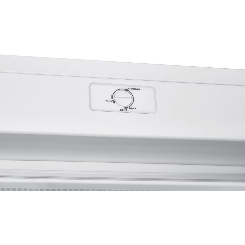 congelatore verticale dcv21sm3we0 168lt 4 cassetti e un ripiano con porta reversibile classe e bianco daya, ambientazione d’arredo con il prodotto protagonista