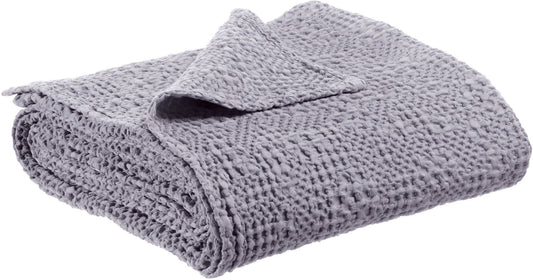 plaid tana nebbia, colore nebbia, taglia 140 x 200. vista frontale della coperta piegata su sfondo bianco