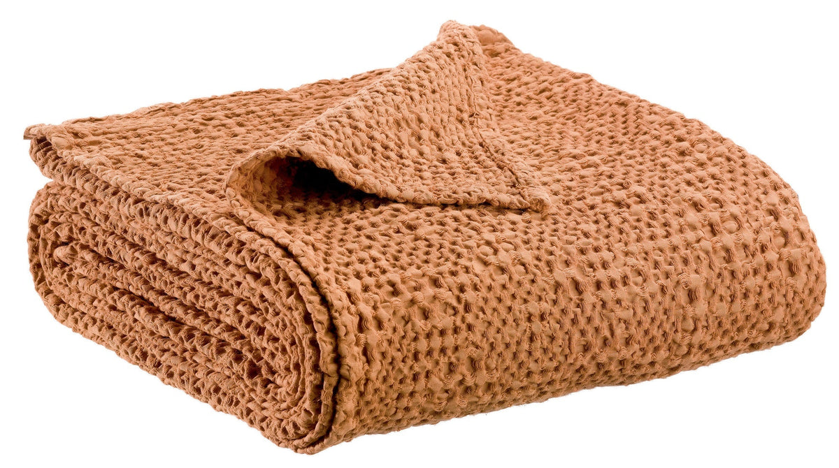 plaid tana spezie, colore spezie, taglia 140 x 200. vista frontale della coperta piegata su sfondo bianco