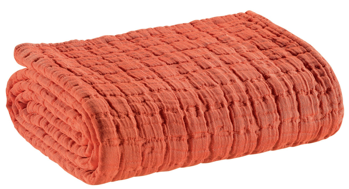 coperta swami rooibos, colore rooibos, taglia 180 x 260. vista frontale della coperta piegata su sfondo bianco