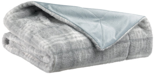 plaid luba perla, colore perla, taglia 140 x 180. vista frontale della coperta piegata su sfondo bianco