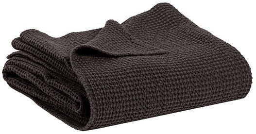 plaid maia carbone, colore carbone, taglia 180 x 260. vista frontale della coperta piegata su sfondo bianco