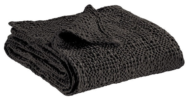 plaid tana carbone, colore carbone, taglia 180 x 260. vista frontale della coperta piegata su sfondo bianco