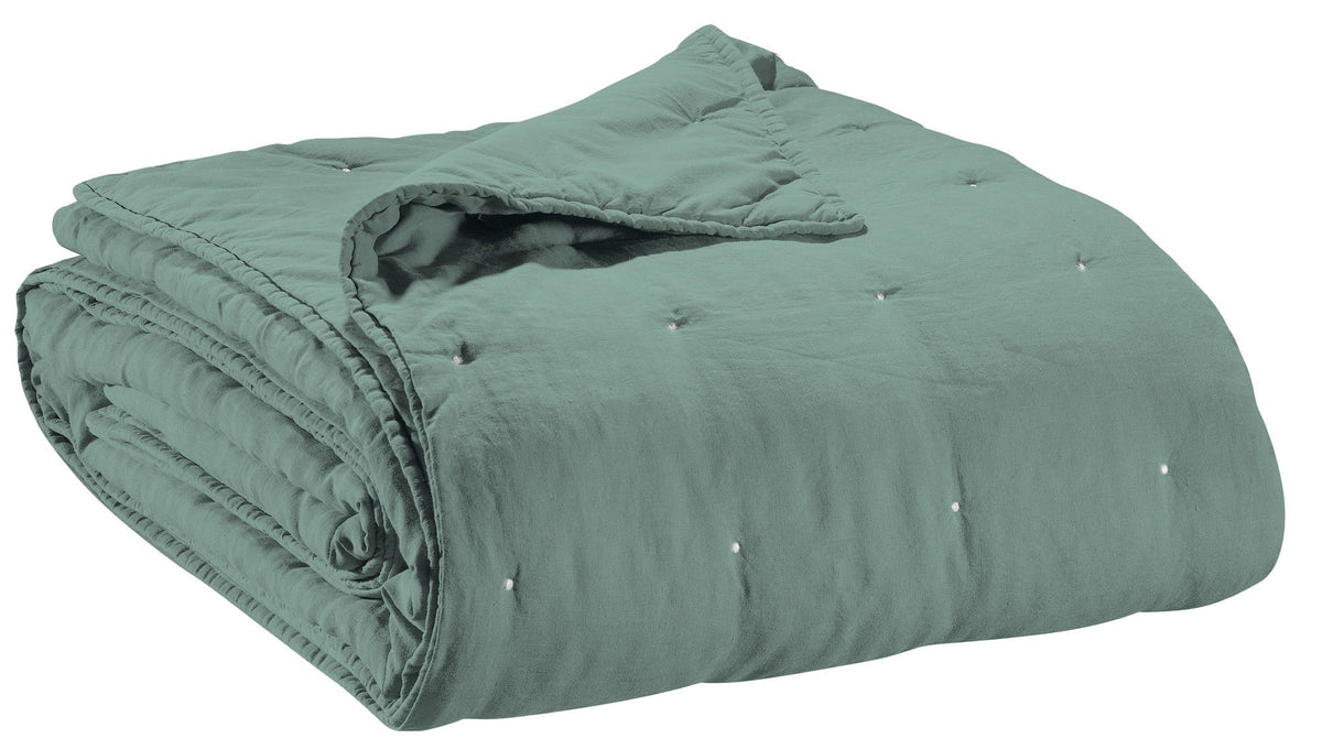 plaid zeff verde grigio, colore verde grigio, taglia 240 x 260. vista frontale della coperta piegata su sfondo bianco