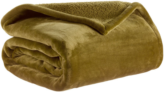 coperta michka rosmarino, colore rosmarino, taglia 240 x 220. vista frontale della coperta piegata su sfondo bianco