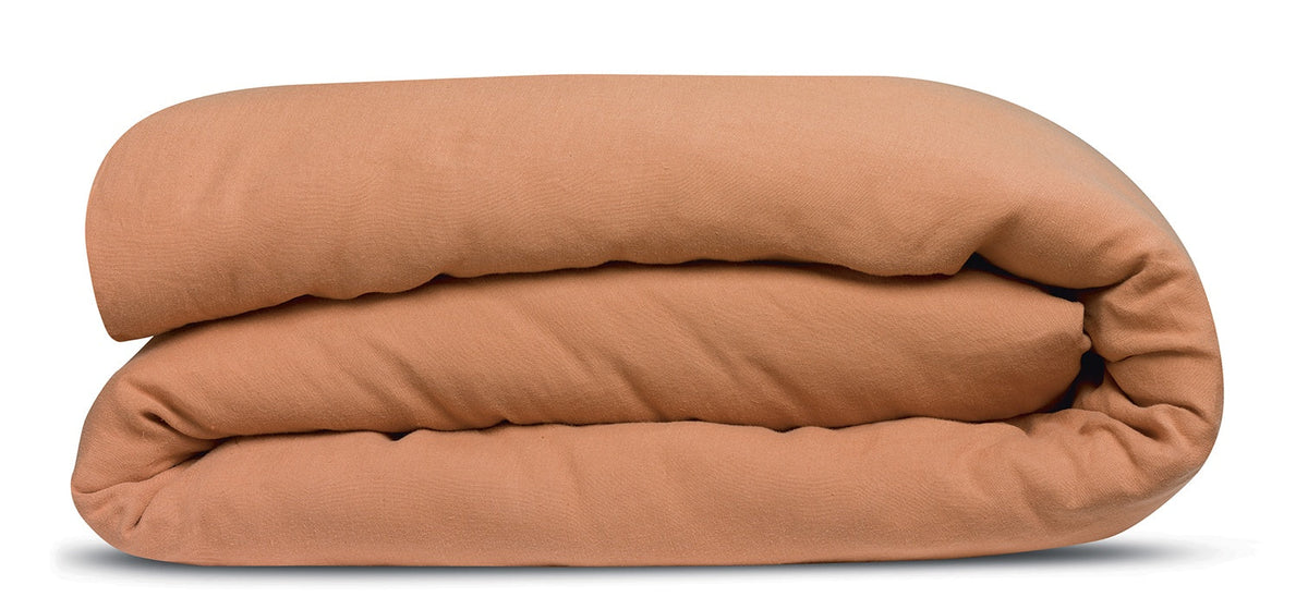 copripiumino kala cannella, colore cannella, taglia 240 x 220. copripiumino piegato su sfondo neutro per una visione...