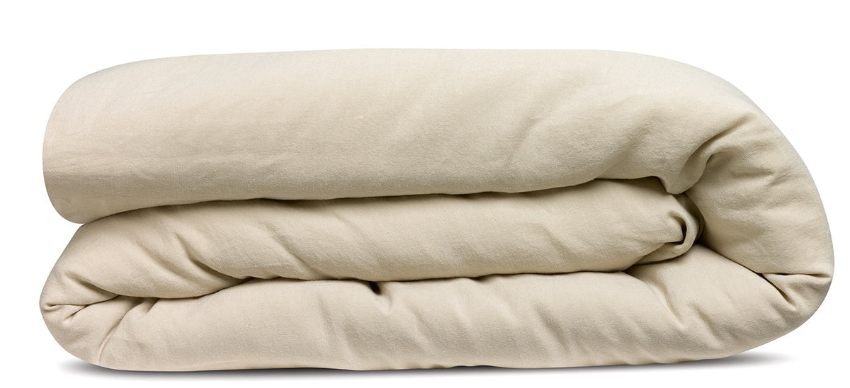 copripiumino kala lino, colore lino, taglia 240 x 220. copripiumino piegato su sfondo neutro per una visione dettagliata