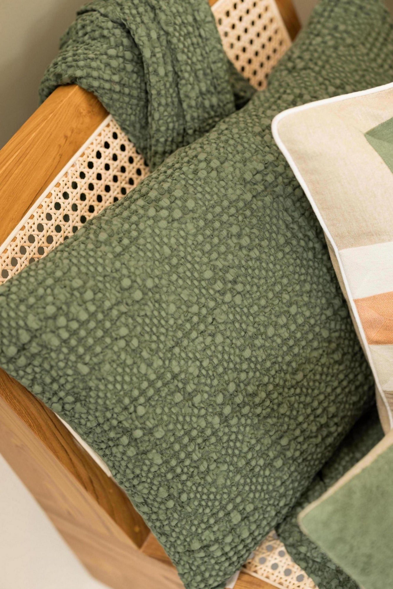 cuscino tana oliva, colore oliva, taglia 40 x 65. design versatile che si adatta a stili moderni e classici