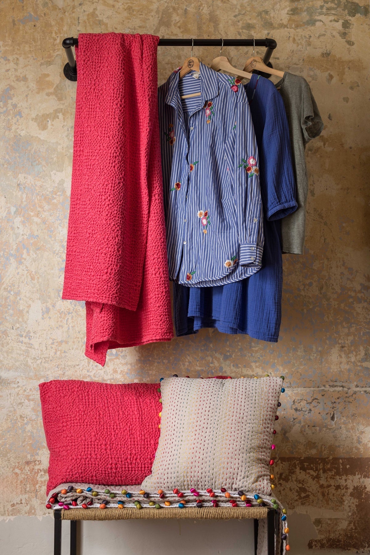 cuscino tana lampone, colore lampone, taglia 40 x 65. ideale come complemento d’arredo su divani, poltrone o letti