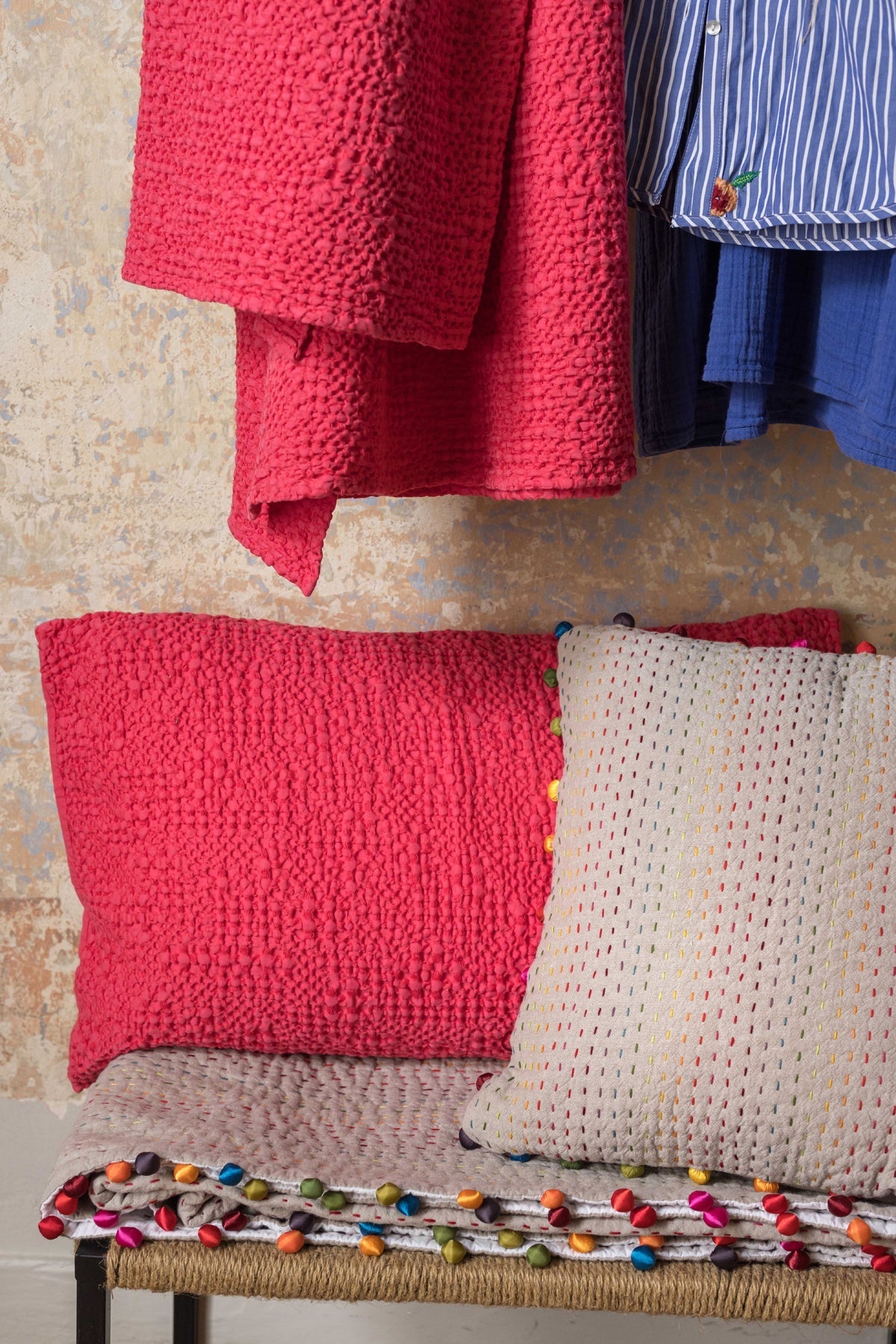 cuscino tana lampone, colore lampone, taglia 40 x 65. design versatile che si adatta a stili moderni e classici