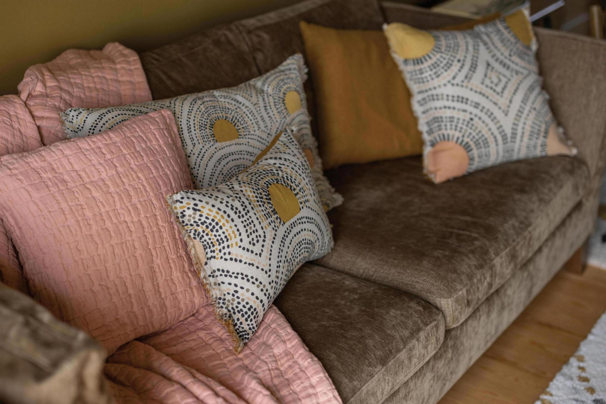 cuscino swami argilla, colore argilla, taglia 45 x 45. rivestimento resistente e piacevole al tatto