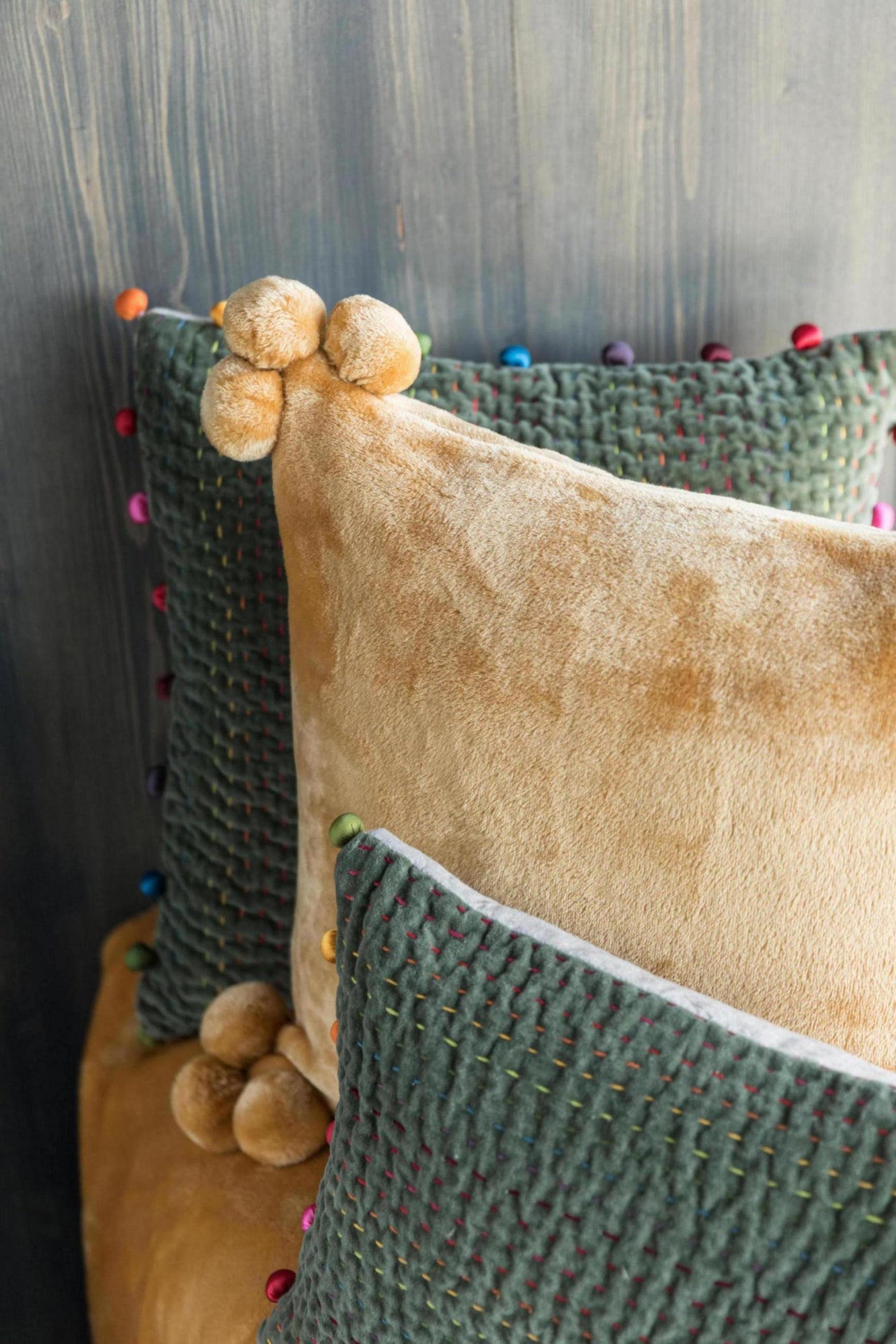 cuscino tender pompons ocra, colore ocra, taglia 45 x 45. ideale come complemento d’arredo su divani, poltrone o letti