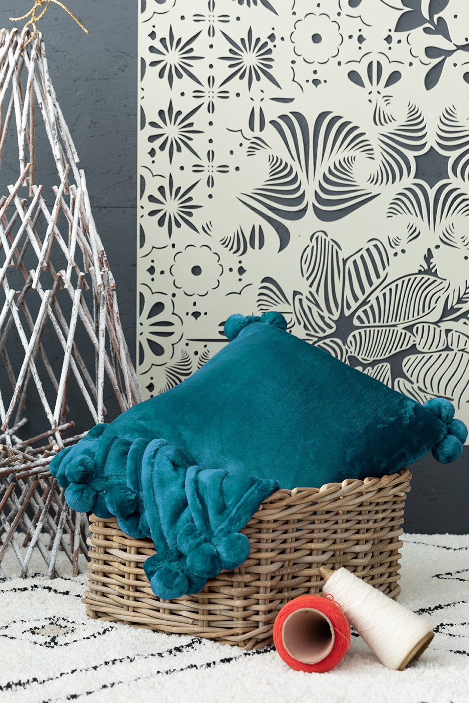 cuscino tender pompons pavone, colore pavone, taglia 45 x 45. ideale come complemento d’arredo su divani, poltrone o letti