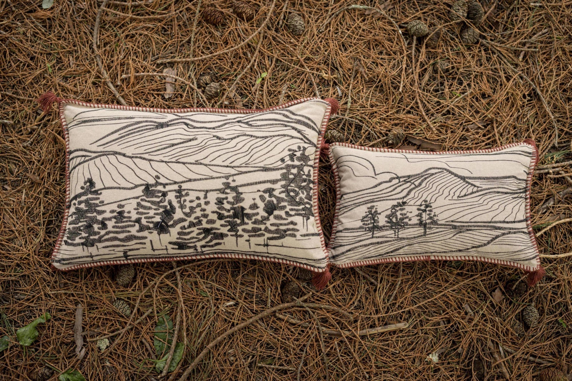 cuscino ricamato dusko terra di siena, colore terra di siena, taglia 40 x 65. design versatile che si adatta a stili moderni e classici