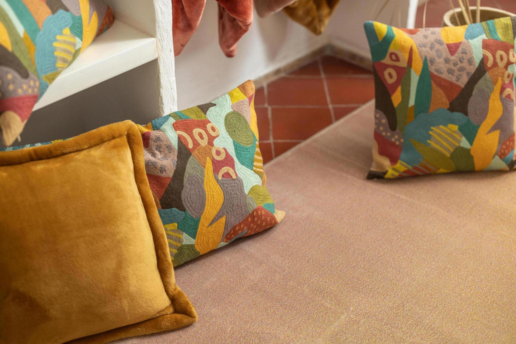 cuscino ricamato izel minerale, colore minerale, taglia 45 x 45. design versatile che si adatta a stili moderni e classici