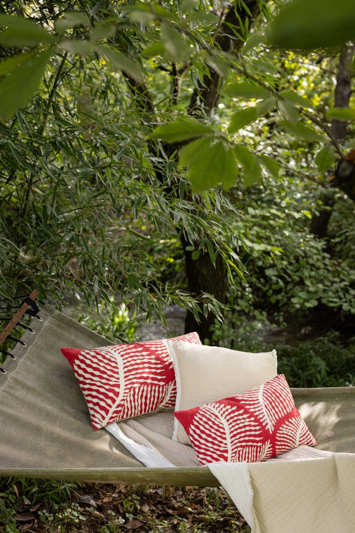 cuscino ricamato flora papaya, colore papaya, taglia 40 x 65. ideale come complemento d’arredo su divani, poltrone o letti