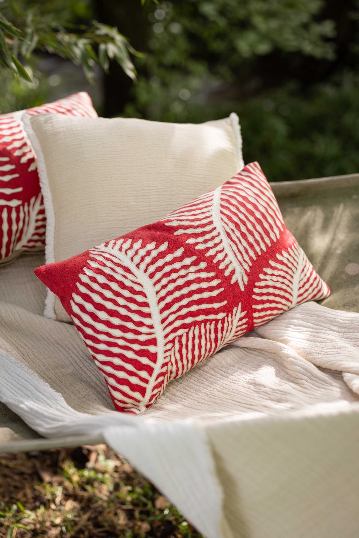 cuscino ricamato flora papaya, colore papaya, taglia 30 x 50. ideale come complemento d’arredo su divani, poltrone o letti