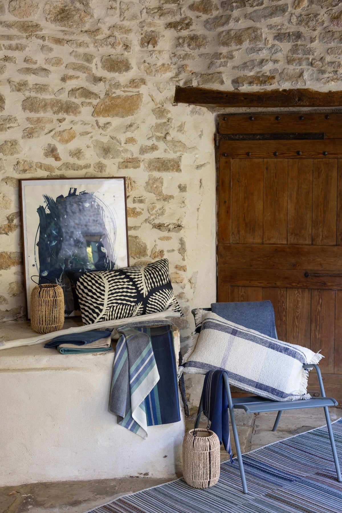 cuscino ricamato flora marina militare, colore marina militare, taglia 30 x 50. imbottitura soffice per un comfort quotidiano