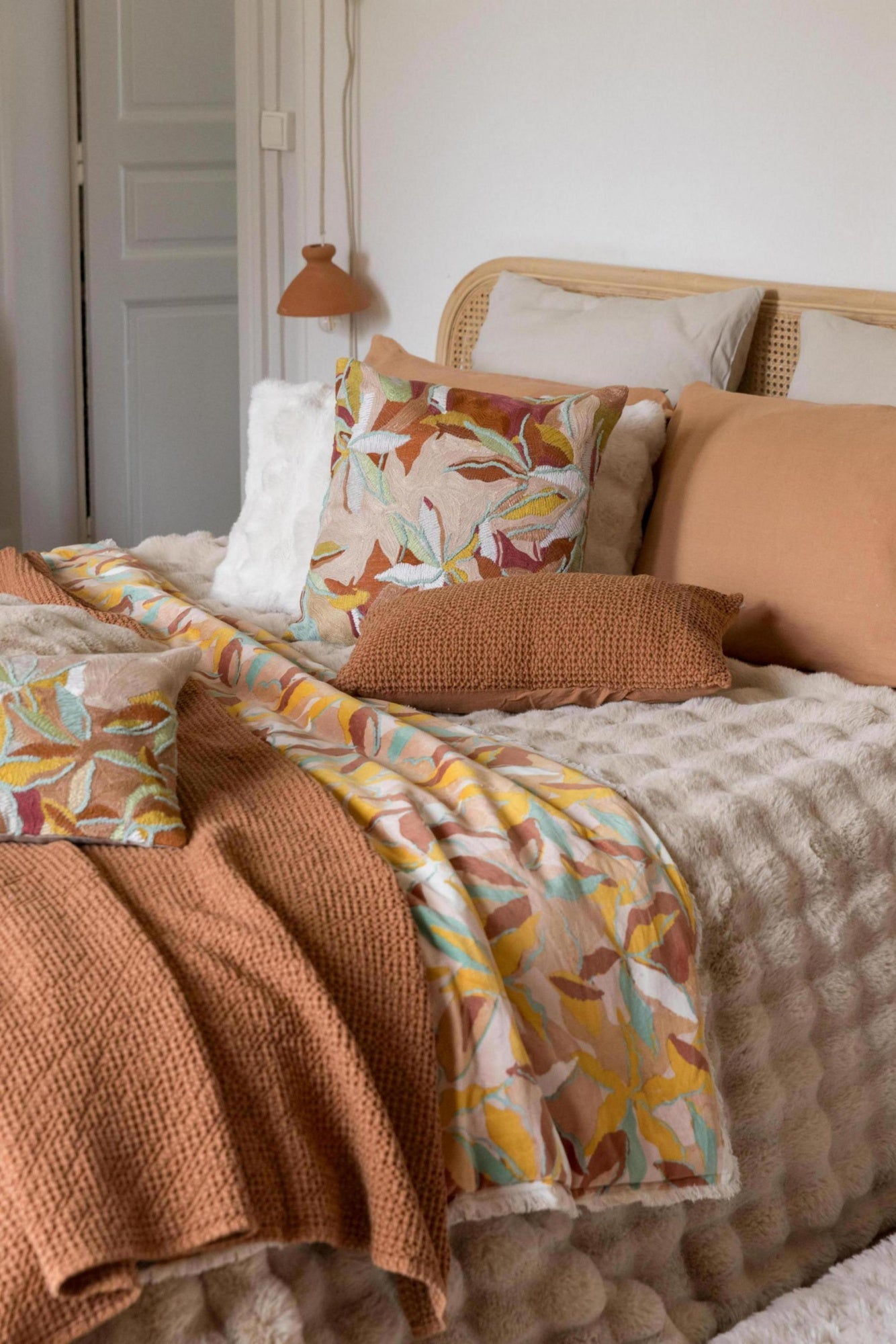 cuscino ricamato alina dragée, colore dragée, taglia 45 x 45. imbottitura soffice per un comfort quotidiano