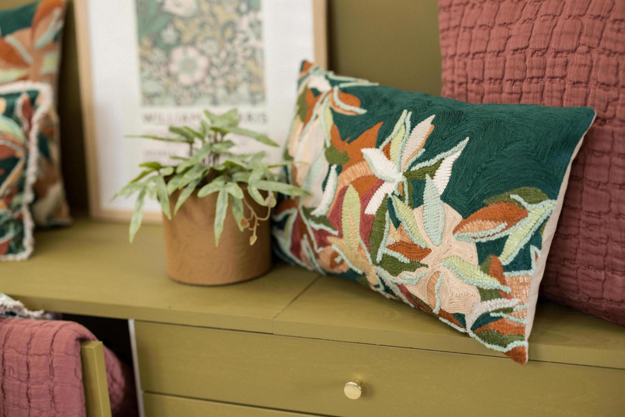 cuscino ricamato alina olio, colore olio, taglia 45 x 45. design versatile che si adatta a stili moderni e classici