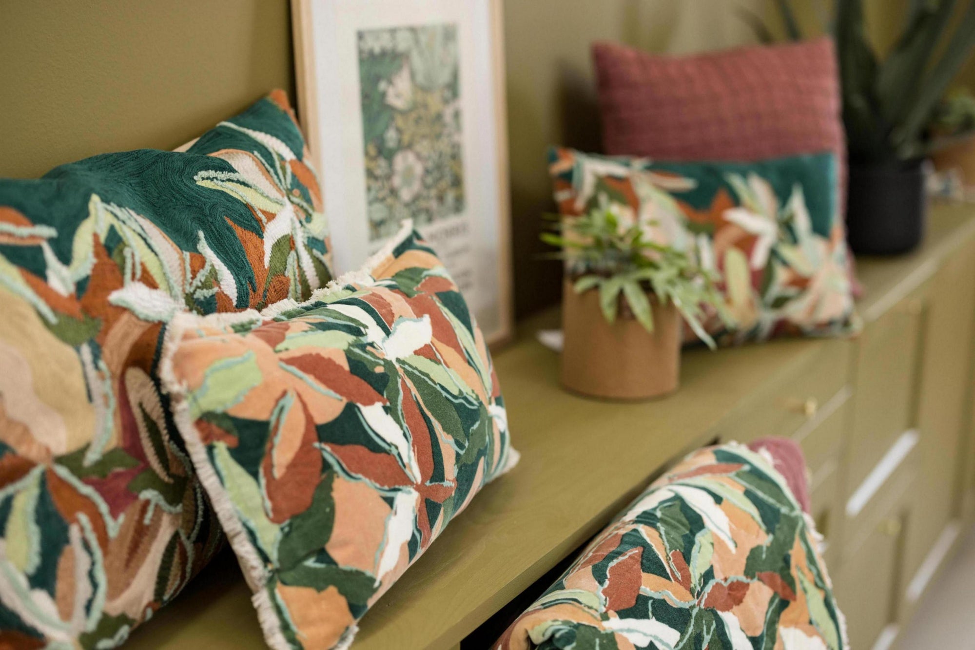 cuscino ricamato alina olio, colore olio, taglia 40 x 65. design versatile che si adatta a stili moderni e classici