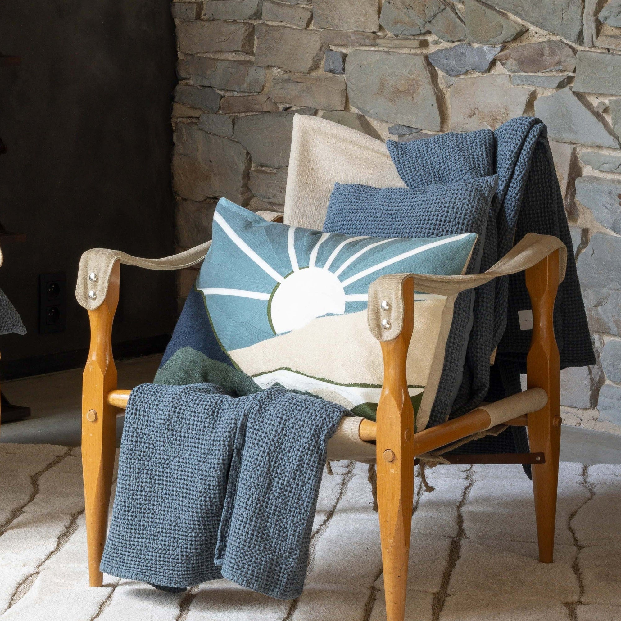 cuscino riciclato maia piombo, colore piombo, taglia 45 x 45. design versatile che si adatta a stili moderni e classici