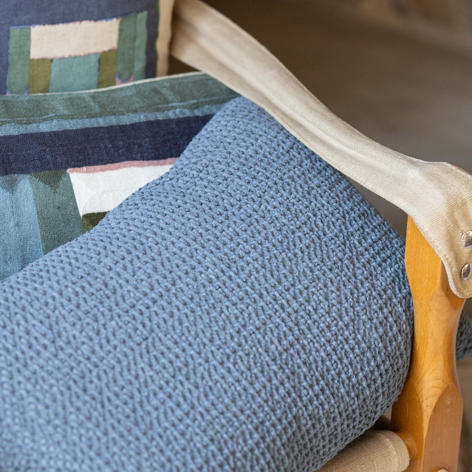 cuscino riciclato maia piombo, colore piombo, taglia 45 x 45. rivestimento resistente e piacevole al tatto