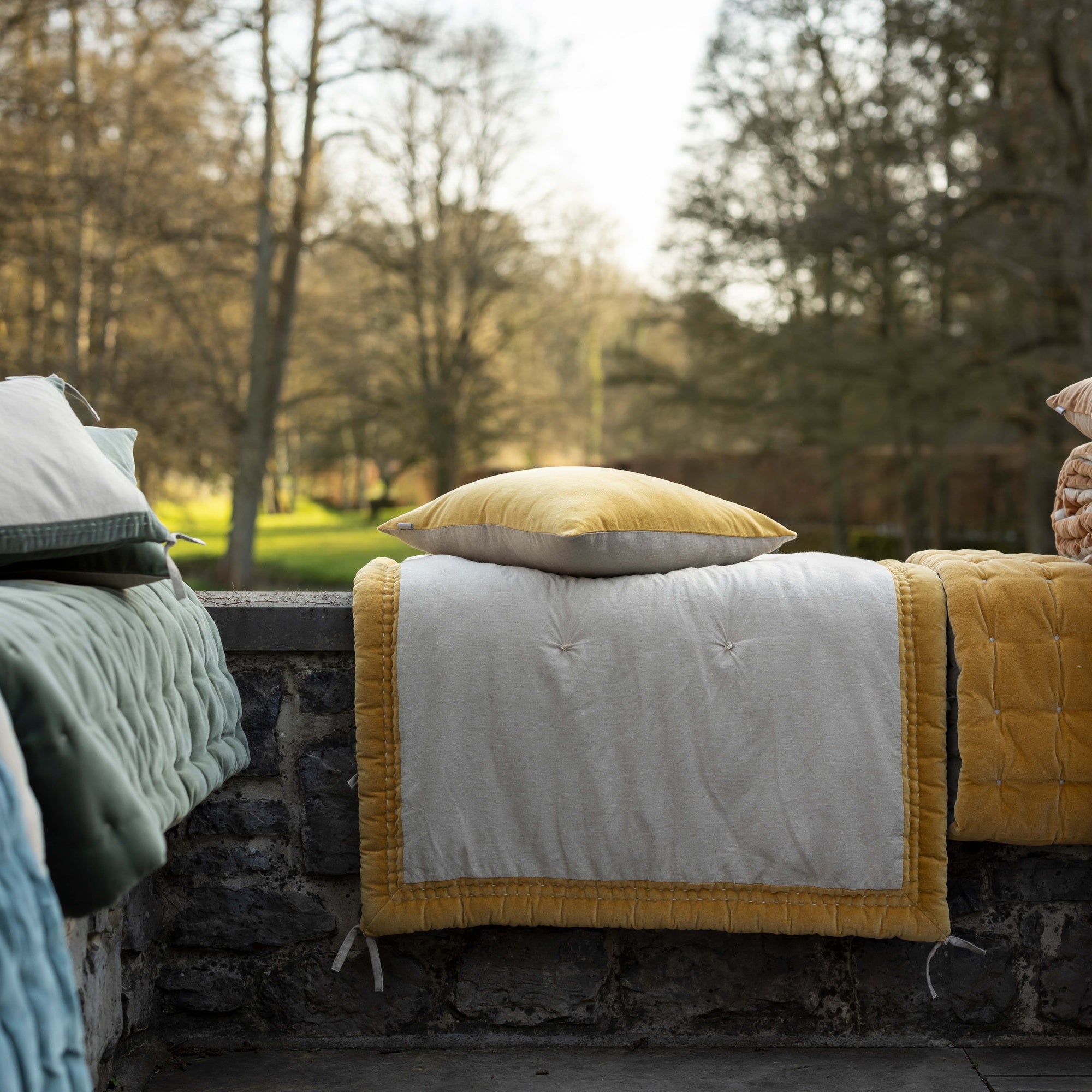 cuscino tinta unita elise mais, colore mais, taglia 45 x 45. imbottitura soffice per un comfort quotidiano