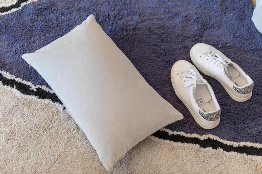 cuscino tinta unita elise perla, colore perla, taglia 30 x 50. ideale come complemento d’arredo su divani, poltrone o letti