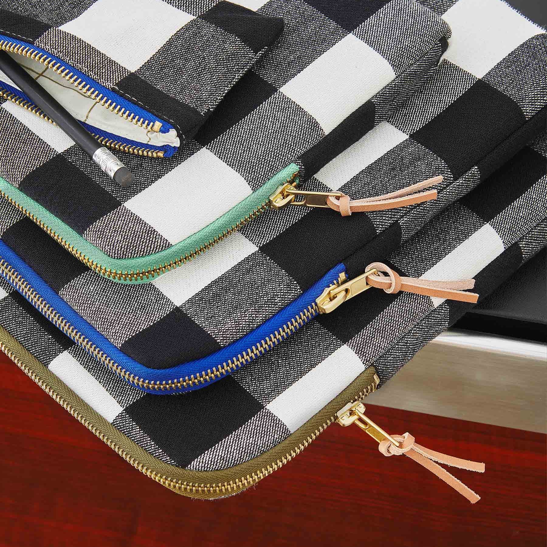 custodia ipad max caviar, colore max caviar, taglia 19 x 26 x 3. dettaglio del prodotto da bagno