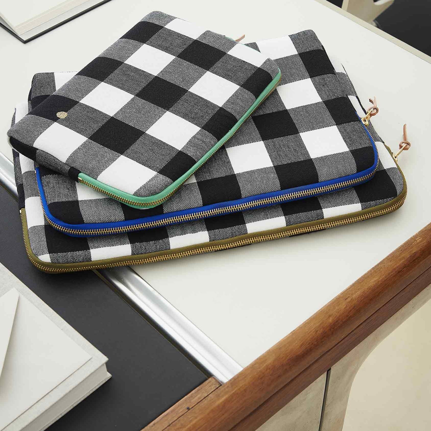 custodia ipad max caviar, colore max caviar, taglia 19 x 26 x 3. dettaglio del prodotto da bagno