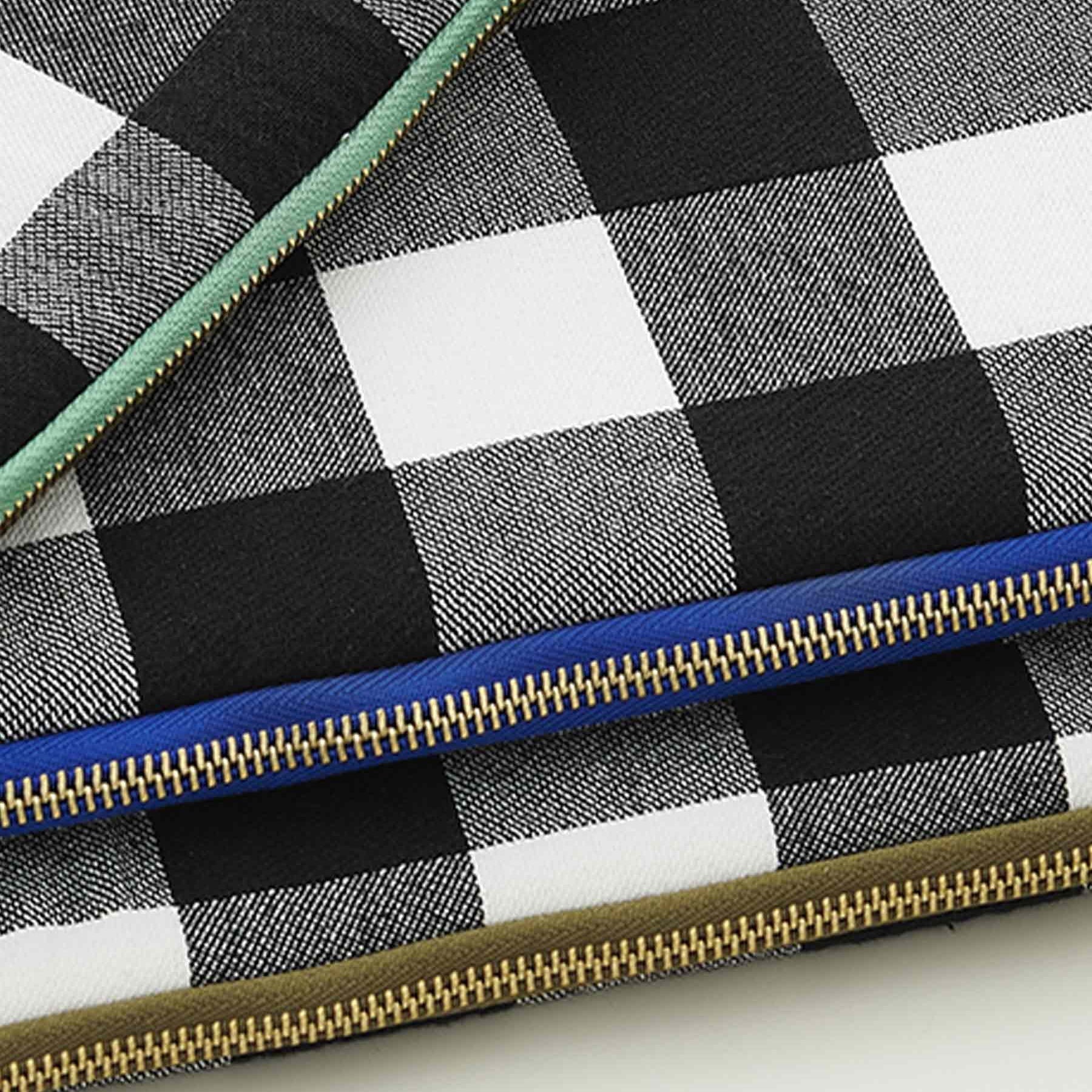 custodia ipad max caviar, colore max caviar, taglia 19 x 26 x 3. dettaglio del prodotto da bagno