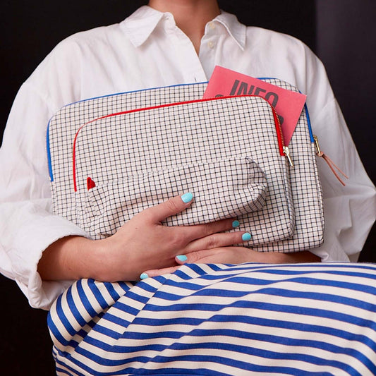 custodia ipad stylo rosso, colore rosso, taglia 19 x 26 x 3. dettaglio del prodotto da bagno