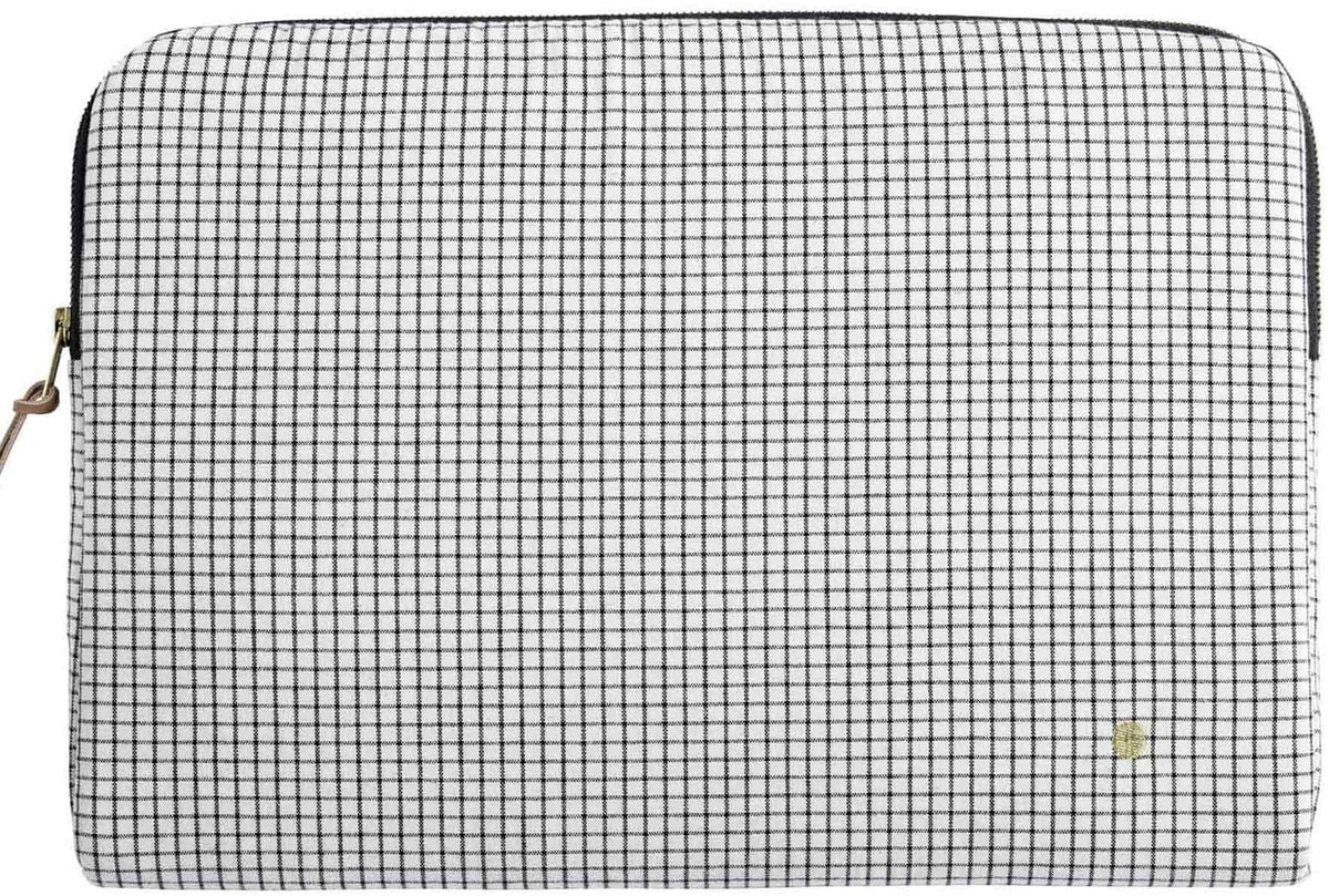 custodia per computer gustave caviar, colore gustave caviar, taglia 15-16"". vista frontale della custodia in tessuto eco su sfondo neutro