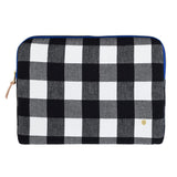 custodia per computer max caviar, colore max caviar, taglia 13-14"". vista frontale della custodia in tessuto eco su sfondo neutro